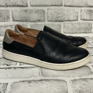 UGG Women’s CAS Sneakers, size 9.5, Black with Silver Accent, Flats